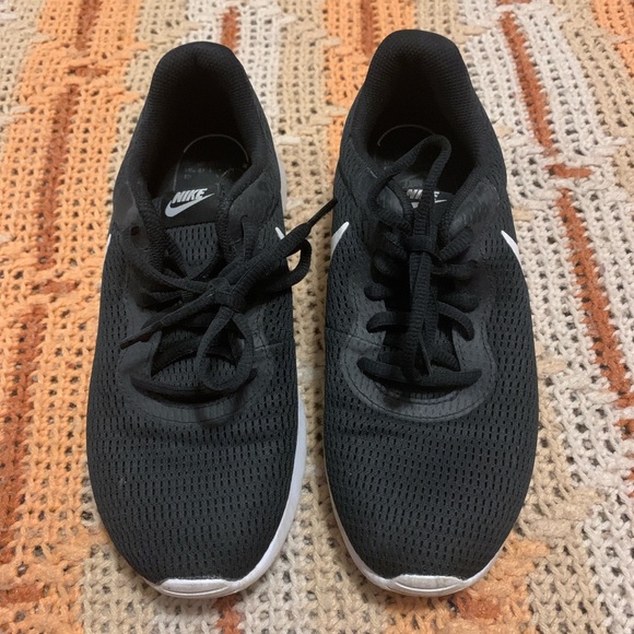 Black and white Nike tennis shoes - Picture 2 of 3